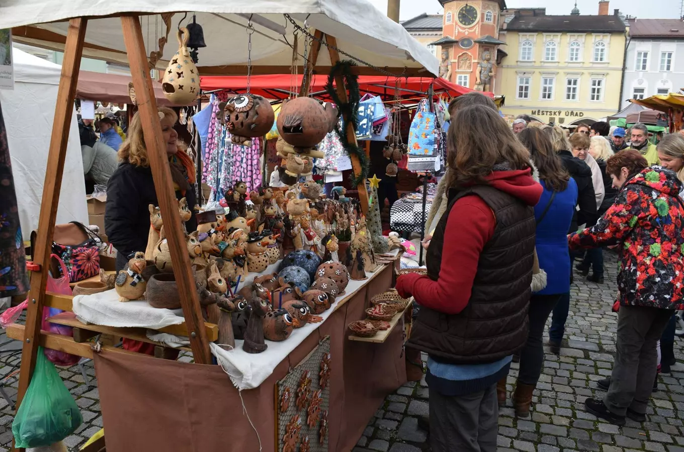 Řemeslný trh pod obry v Hostinném 2026