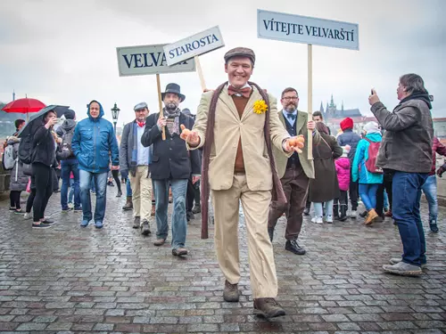 Vajíčkobraní na Karlově mostě 2026